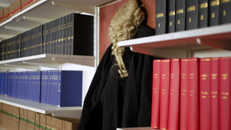 Die-Perücke-Und-Das-Kleid-Eines-Richters-Hängen-In-Der-Kammer-Einer-Rechtsbibliothek-Im-Gerichtssaal