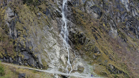 Escarpadas-Paredes-Montañosas-Con-Cascadas-Cerca-De-Kaprun,-Austria