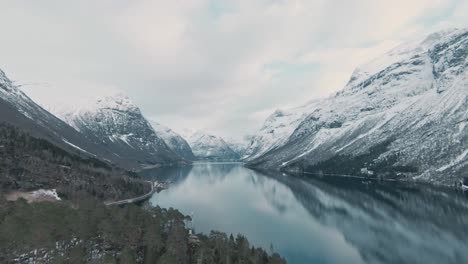 Lago-De-Montaña-Cristalino-Rodeado-De-Picos-Nevados-En-Noruega,-Loen,-Vista-Aérea