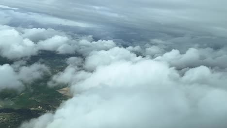 Cockpitansicht-Überfliegen-Der-Insel-Mallorca,-Spanien,-Zwischen-Schichten-Weißer-Wolken,-In-Einer-Linkskurve
