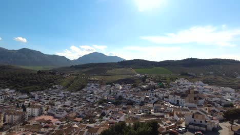 Vista-Panorámica-Sobre-El-Pueblo-Típico-Con-Colinas-Y-Montañas-En-España