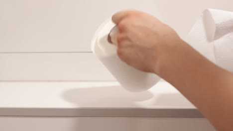 Toilettenpapierverbrauch-Für-Hygiene-In-Der-Toilette