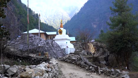 Ein-Stupa-Neben-Dem-Pfad-Auf-Dem-Weg-Zum-Everest-basislager-In-Den-Himalaya-bergen-Von-Nepal