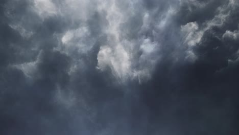 Tormenta,-Nubes-De-Lluvia-De-Tormenta-Oscura-Con-Relámpagos