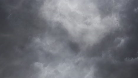Gewitter,-Dramatische-Sturmzeitrafferwolken