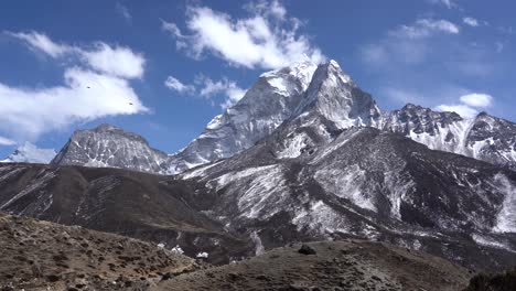 Ein-Wolkenzeitraffer-über-Amadablam-In-Der-Everest-region-Von-Nepal