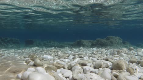 Seichtes-Blaues-Wasser-Mit-Felsigem-Meeresboden-Am-Emplisi-Beach,-Insel-Kefalonia,-Griechenland