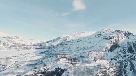 Majestätisches-Winterwunderland-In-Norwegen,-Vatnahalsen-bergregion,-Luftbild