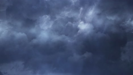 Gewitter,-Dunkle-Gewitterwolken-Am-Himmelshintergrund