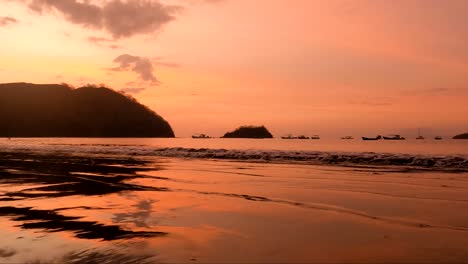 Erstaunlicher-Sonnenuntergang-über-Einem-Sandstrand-Costa-Rica-Goldene-Stunde-Tropisches-Paradies