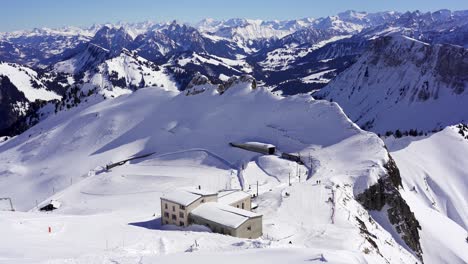 Rochers-De-Naye-Estación-Cumbre-Del-Tren-De-Montaña-En-Las-Montañas-Cubiertas-De-Nieve-De-Los-Alpes-Suizos