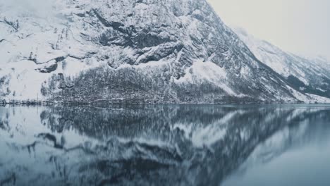 Kristallklarer-See-Mit-Bergreflexion-Und-Schneebedecktem-Hügel,-Statische-Ansicht