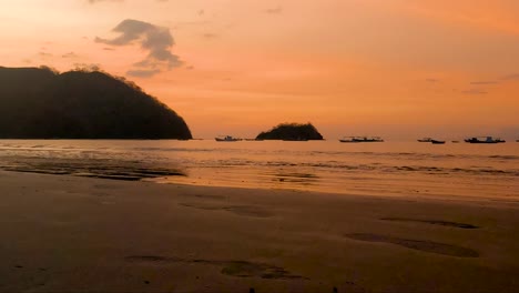 Schöner-Sonnenuntergang-über-Einem-Sandstrand-Und-Kleinen-Ozeanwellen-Costa-Rica-Goldene-Stunde-Tropisches-Paradies