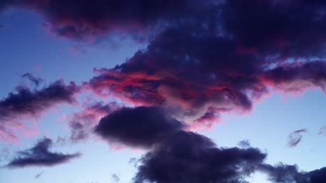 Lila-Wolken-Vor-Einem-Sonnenuntergangshimmel-Bilden-Abstrakte-Formen-In-Der-Atmosphäre---Wolkengebilde-Im-Zeitraffer