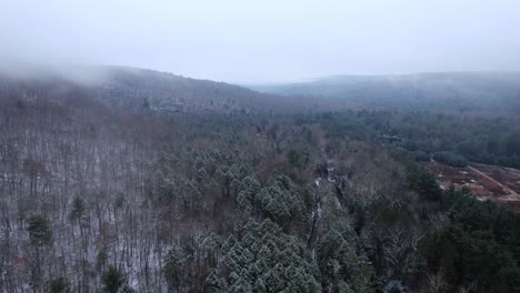 Luftdrohnenvideoaufnahmen-Eines-Wunderschönen-Verschneiten,-Nebligen-Tages-Mit-Niedrigen-Wolken-In-Den-Appalachen-Im-Winter