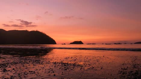 Zeitraffer-Eines-Wunderschönen-Sonnenuntergangs-über-Einem-Sandstrand-Im-Tropischen-Paradies-Der-Goldenen-Stunde-Von-Costa-Rica