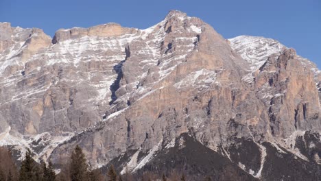 Vista-De-Cerca-De-Las-Montañas-Dolomitas-Italianas,-Los-Abetos-Y-El-Paisaje-Nevado-Cerca-De-Las-Pistas-De-Esquí