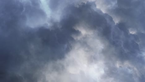 Gewitter,-Sturmhimmel-Mit-Dunklen-Wolken-Bedeckt