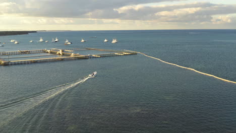 Verfolgen-Eines-Kleinen-Motorboots-Auf-Seinem-Weg-Zu-Offenen-Gewässern-Entlang-Der-Punta-Cana,-Luftstrecke