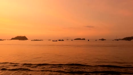 Schöner-Sonnenuntergang-über-Einem-Sandstrand-Costa-Rica-Goldene-Stunde-Tropisches-Paradies