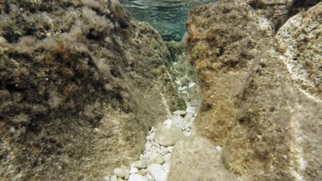 Klare-Und-Felsige-Unterwasseroberfläche-In-Paralia-Beach,-Kefalonia,-Griechenland---Unterwasseraufnahme