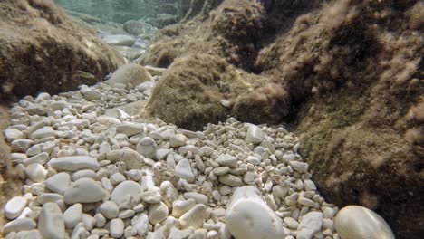 Beautiful-Clear-Underwater-Sea-With-Pebbles-Bottom-In-Emplisi-Beach,-Kefalonia,-Greece