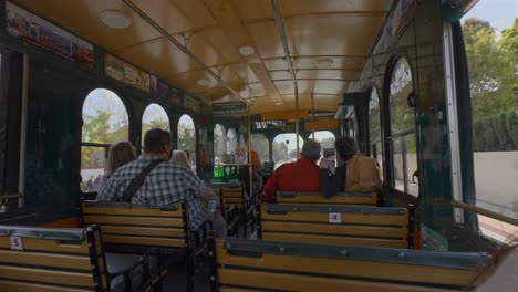 Menschen,-Die-In-San-Diego,-Kalifornien,-Auf-Einem-Open-Air-Trolley-Fahren