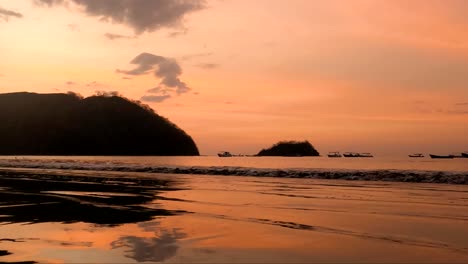 Schöner-Sonnenuntergang-über-Einem-Sandstrand-Und-Kleinen-Ozeanwellen-Im-Tropischen-Paradies-Der-Goldenen-Stunde-Von-Costa-Rica