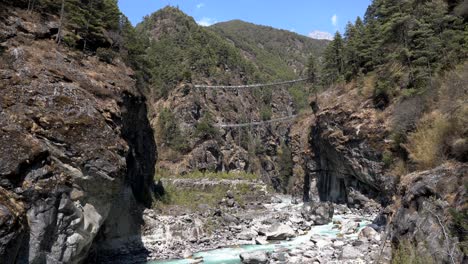 Die-Angespannten-Hängebrücken-Auf-Dem-Weg-Zum-Everest-Basislager
