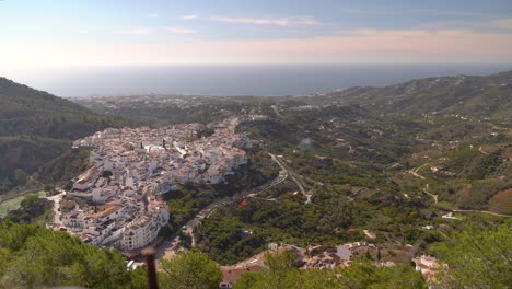Village-of-Frigiliana-with-white-houses,-green-landscape-and-ocean
