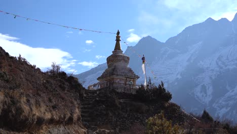 Ein-Buddhistischer-Stupa-Auf-Einem-Bergrücken-Mit-Schneebedeckten-Bergen-Im-Hintergrund