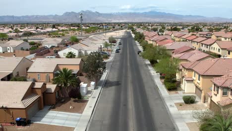 Antenne,-Die-über-Wohnnachbarschaftshäusern-In-Der-Wüste-Eines-Vororts-Von-Las-Vegas-Aufsteigt