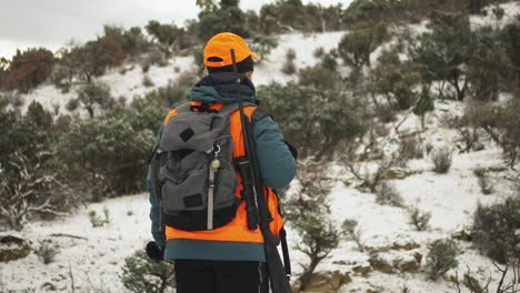 Jäger,-Der-Auf-Eine-Schneebedeckte-Buschlandwildnis-Blickt-Und-Sich-Darauf-Vorbereitet,-Zu-Zielen