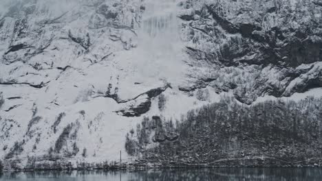Weiße-Schneelawine-Vom-Hohen-Felsigen-Berg-In-Norwegen,-Handheldansicht