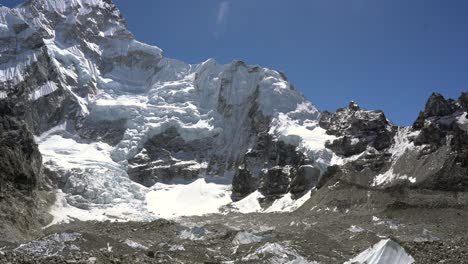 Una-Hermosa-Vista-De-Las-Montañas-Del-Himalaya-En-El-Valle-De-Khumbu