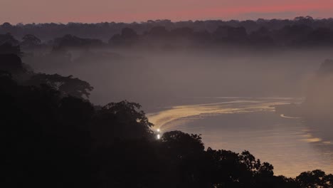 Boot-Mit-Spotlight-Kreuzfahrten-Entlang-Des-Tambopata-Flusses-Bei-Sonnenuntergang