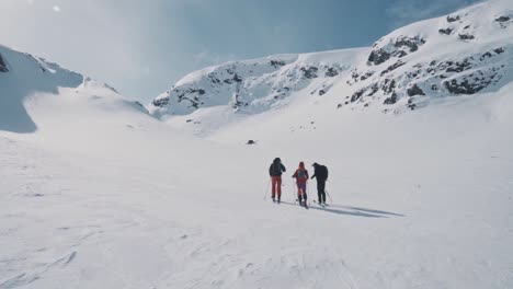 Amigos-Escalando-La-Montaña-Nevada-De-Noruega-Para-Un-Viaje-De-Esquí,-Vista-De-Mano