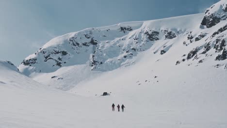 Small-group-of-people-going-on-skiing-adventure-in-Norway,-Vatnahalsen-region