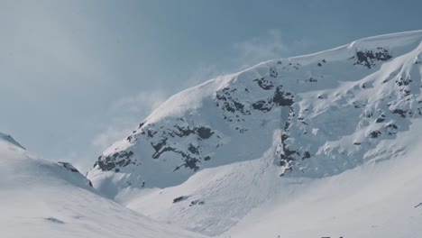 Paisaje-De-Montaña-Cubierto-De-Nieve-En-Noruega,-Vista-De-Mano