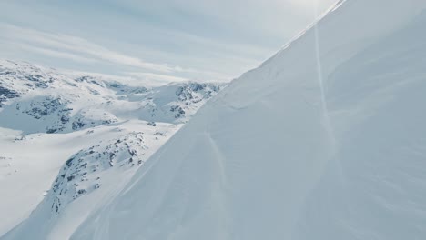 Winterwunderland-In-Der-Berglandschaft-In-Norwegen,-Luftbild-Am-Sonnigen-Tag