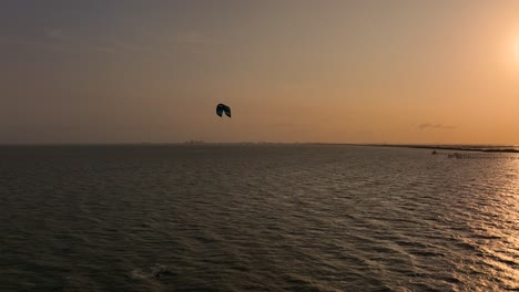 Jagd-Auf-Kitesurfer-Im-Golf-Von-Mexiko-Bei-Sonnenuntergang
