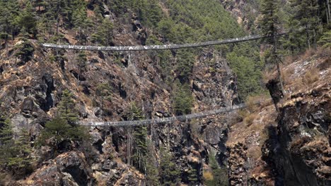 Die-Angespannten-Hängebrücken-Auf-Dem-Weg-Zum-Everest-Basislager