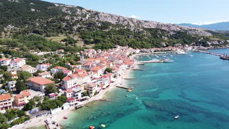 Baska-Beach,-Insel-Krk,-Kroatien---Luftdrohnenansicht-Der-Küste-Mit-Boulevard,-Hafen-Und-Klarem-Blauem-Adriatischem-Meer-Während-Der-Sommerferien