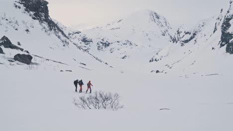 Skiers-enjoy-hike-on-snowy-landscape-of-Norway,-Vatnahalsen