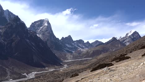 Una-Hermosa-Vista-De-Las-Montañas-Del-Himalaya-En-El-Valle-De-Khumbu