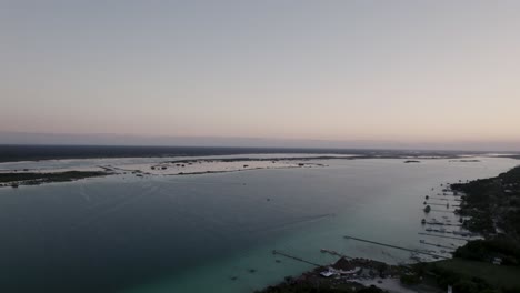 Atemberaubende-Sonnenuntergangslandschaft-über-Der-Küsteninsel-In-Mexiko