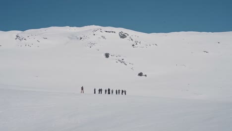 Group-of-hikers-enjoys-adventure-in-snowy-Norway,-Vatnahalsen