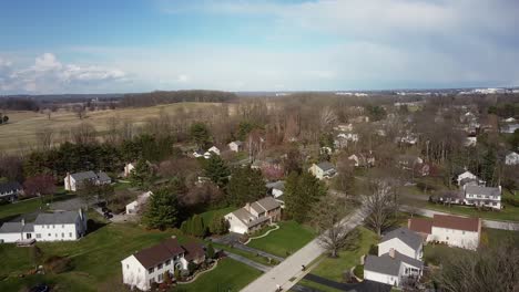 Drone-footage-over-peaceful-suburb-residential-area-in-Chesterbrook,-Pennsylvania,-USA