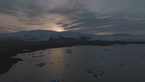 Wunderschöner-Sonnenuntergang-über-Dem-Eissee-In-Island---Antenne-Mit-Kopierraum-Im-Himmel