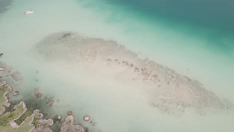 Luftaufnahme-Des-Seichten,-Kristallklaren-Wassers-Des-Strandes-Mit-Steg-Im-Sommer-In-Mexiko